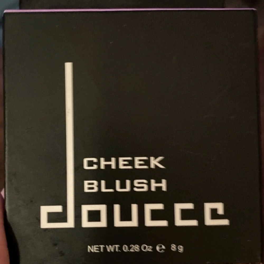 Doucce Cheek Blush Compact in Black - Picture 2 of 6